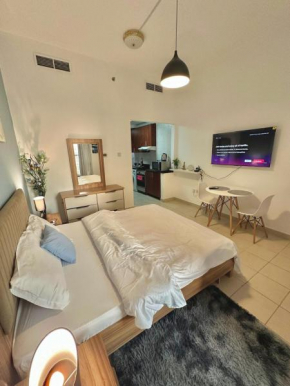 High-Floor Studio with Stunning Lake View in Dubai Marina
